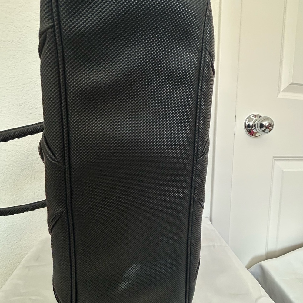Bottega Veneta Black Tote with Quilted Design and Structured Shape - Picture 7 of 11